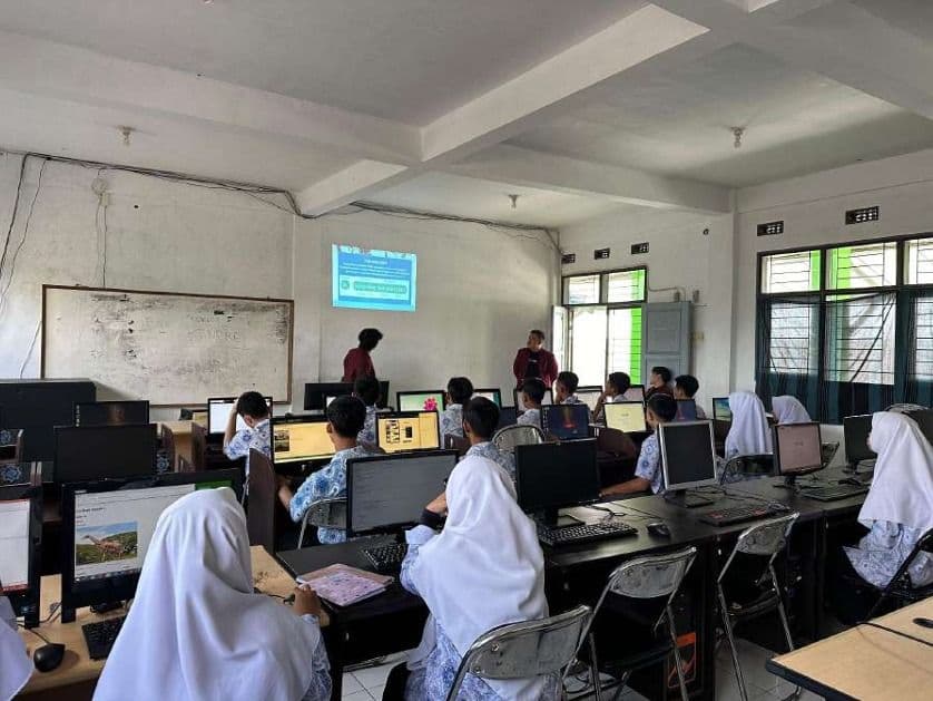Extending Knowledge Beyond Campus: Telkom University’s Educational Outreach Initiatives