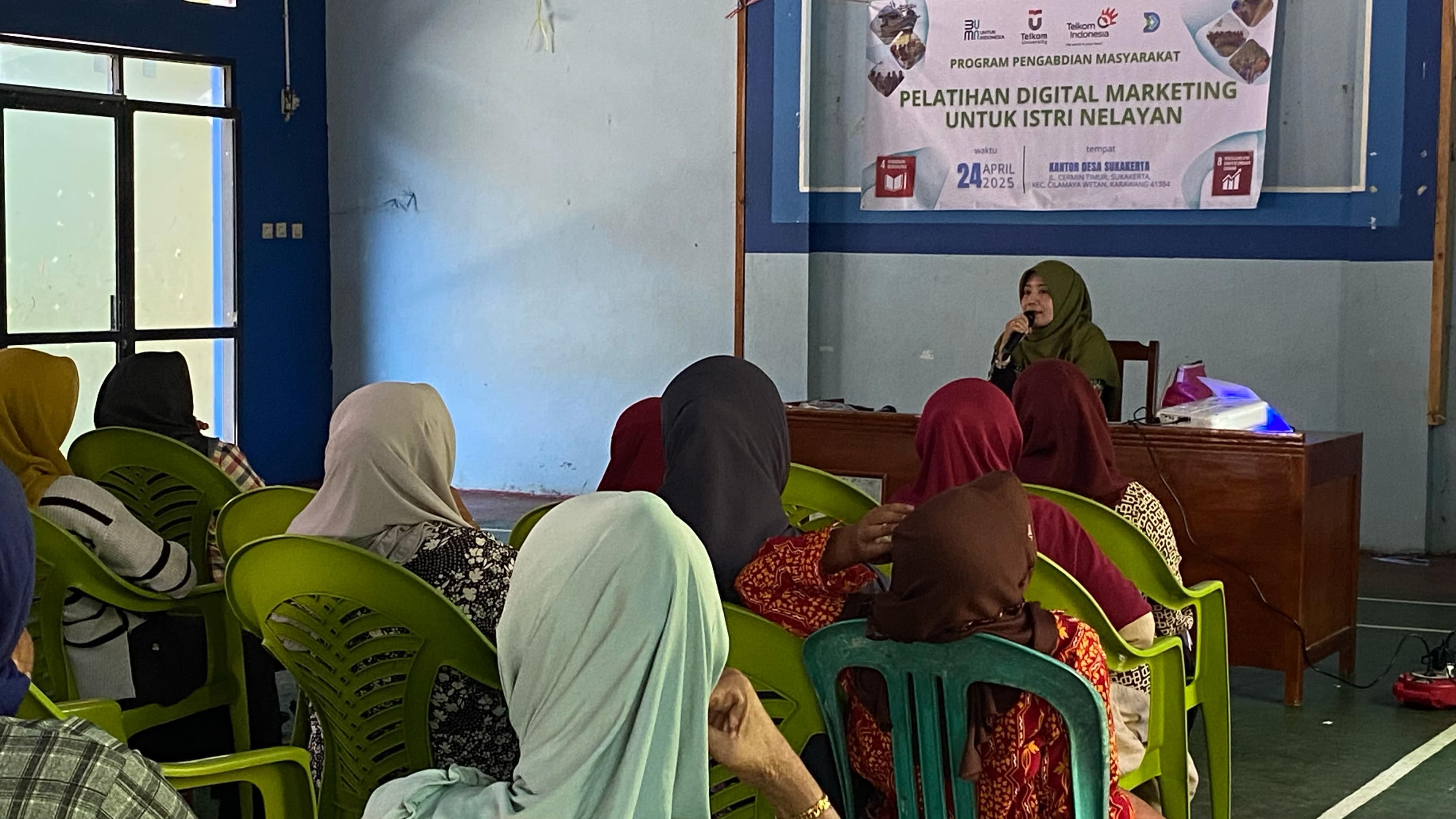 Pelatihan Digital Marketing dan Desain Kemasan untuk Istri Nelayan